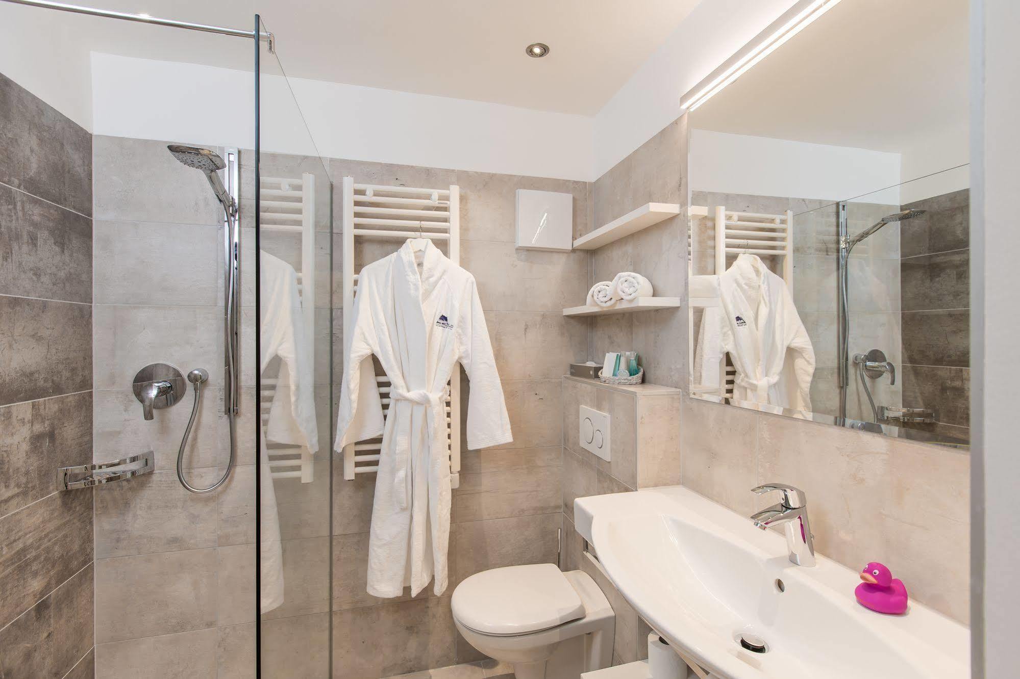 צל-אם-זי Alpin- Das Sporthotel, Summercard Included May - September מראה חיצוני תמונה